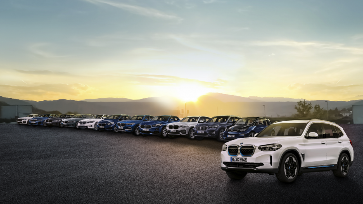 BMW s'engage sur la voie de la mobilité électrique et vous propose un large choix de modèles électriques et plug-in hybrides. Vous cherchez une dynamique de conduite extrêmement efficace, une consommation de carburant réduite, une faible émission et une autonomie électrique confortable ? Explorez notre gamme et choisissez le modèle qui vous convient le mieux en profitant de Conditions Salon avantageuses. Pour les professionnels, notre gamme électrifiée est jusqu'à 100 % fiscalement déductible.