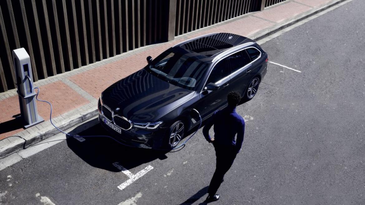 THE NEW 5 TOURING PLUG-IN HYBRID.