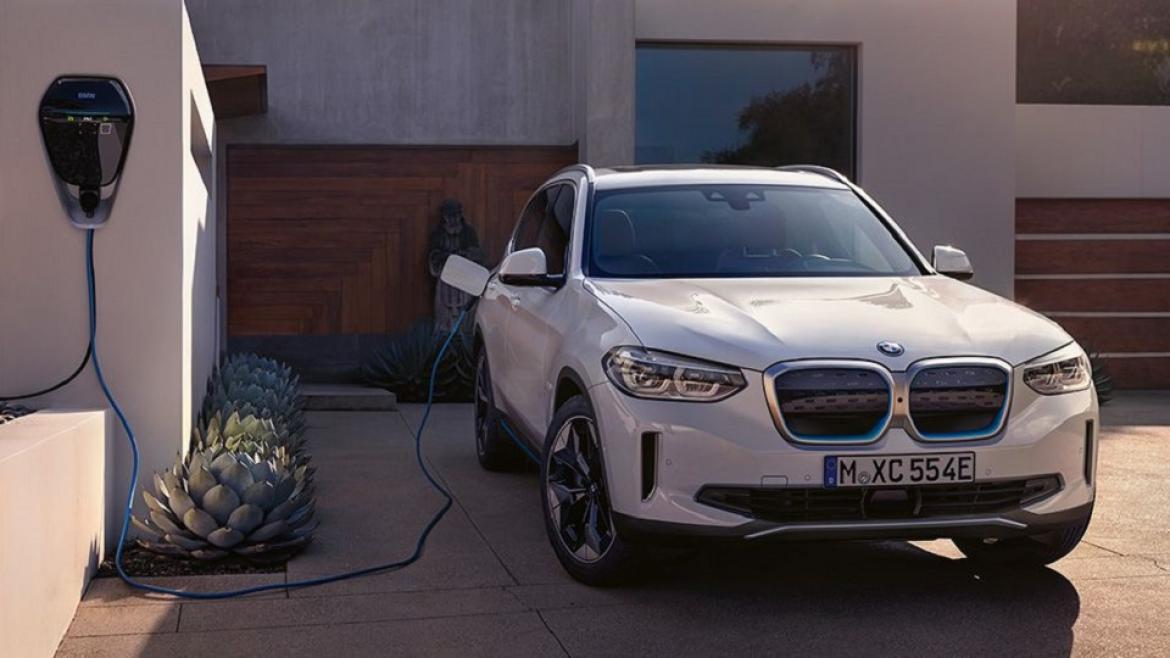 Sous tension et prête à démarrer : découvrez la toute première BMW iX3.